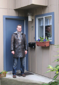 Karsten foran huset